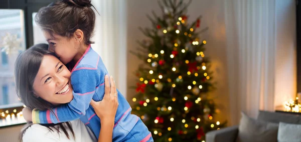 Šťastný matka objímala svou dceru na Vánoce — Stock fotografie