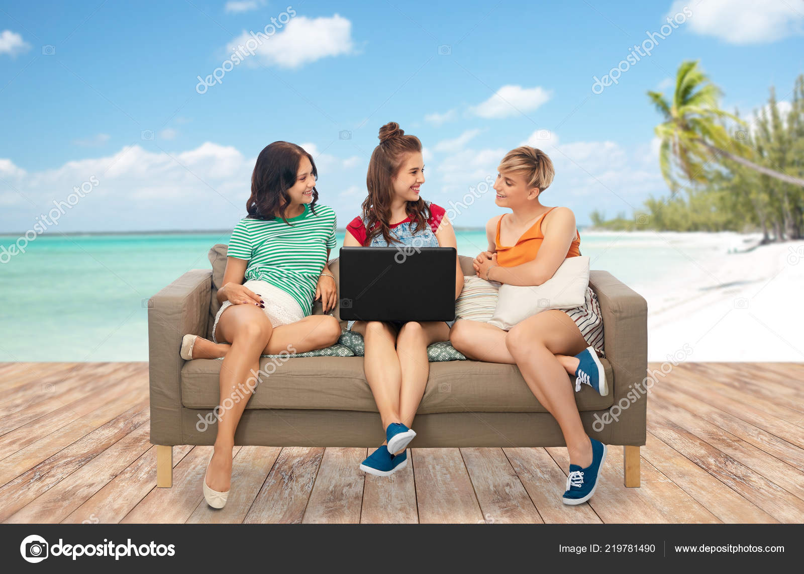 Get Sofa de la platja Desktop Wallpaper Free