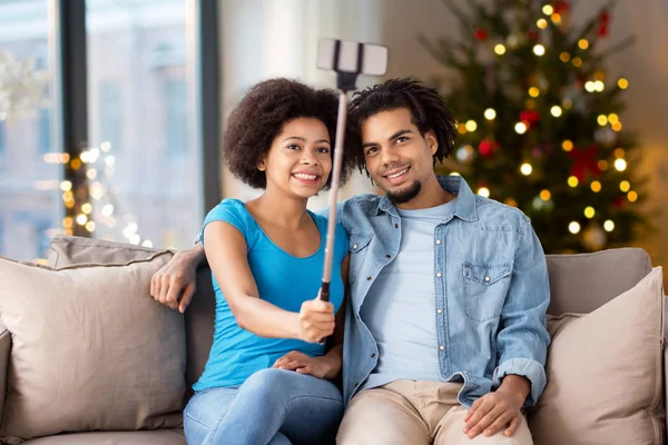 夫妇与智能手机拍摄自拍圣诞节 — 图库照片