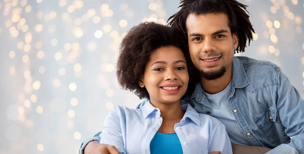 Betrekkingen Communicatie Mensen Concept Gelukkig Afrikaanse Amerikaanse Echtpaar Knuffelen Feestelijke — Stockfoto