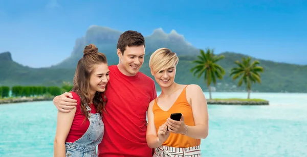 Vänner med smartphone över stranden bora bora — Stockfoto