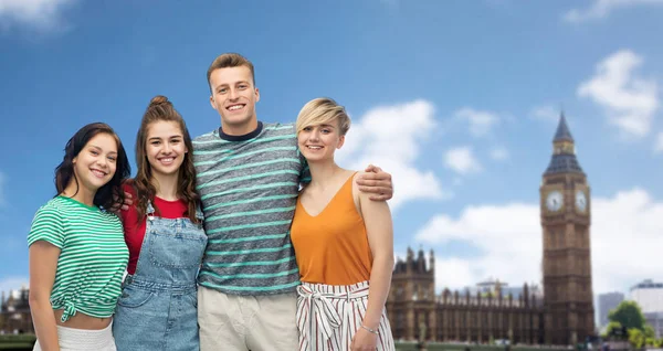 Heureux amis sur les chambres du parlement à Londres — Photo