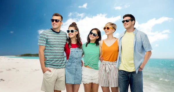 Vänner i solglasögon över tropisk strand — Stockfoto