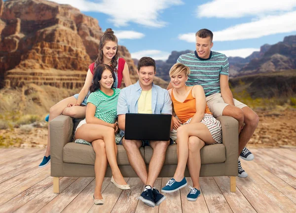 Amigos com laptop sobre grande canyon — Fotografia de Stock