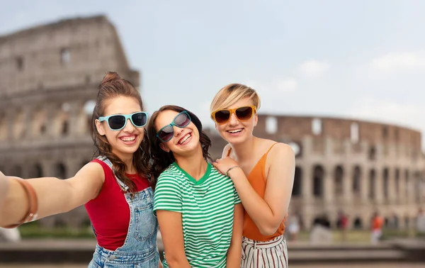 Travel Tourism Vacation Concept Group Happy Female Smiling Friends Sunglasses — Stock Photo, Image