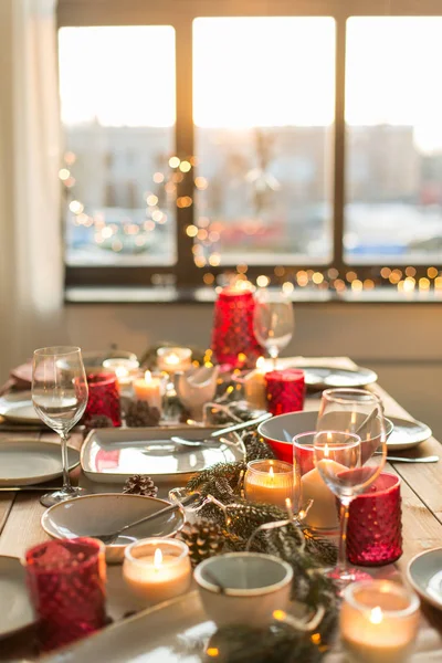 Mesa servida para la cena de Navidad en casa —  Fotos de Stock