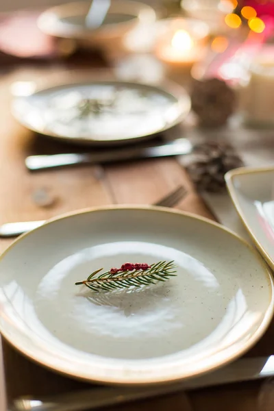 Mesa servida para la cena de Navidad en casa — Foto de Stock