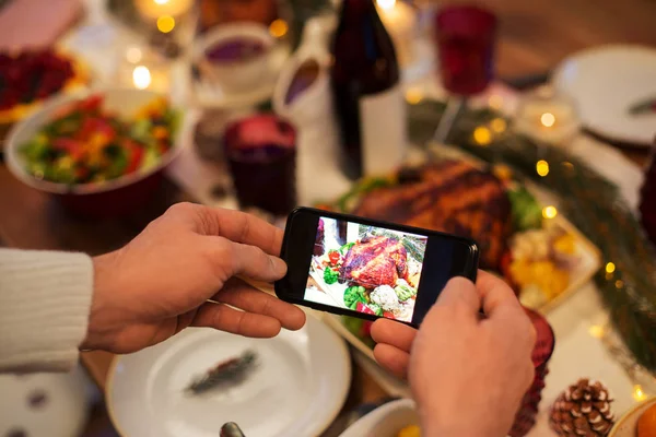 Händer fotografera mat vid jul middag — Stockfoto
