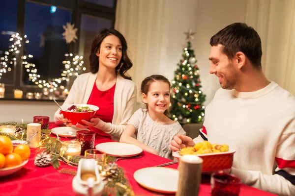 Feliz familia teniendo cena de Navidad en casa —  Fotos de Stock