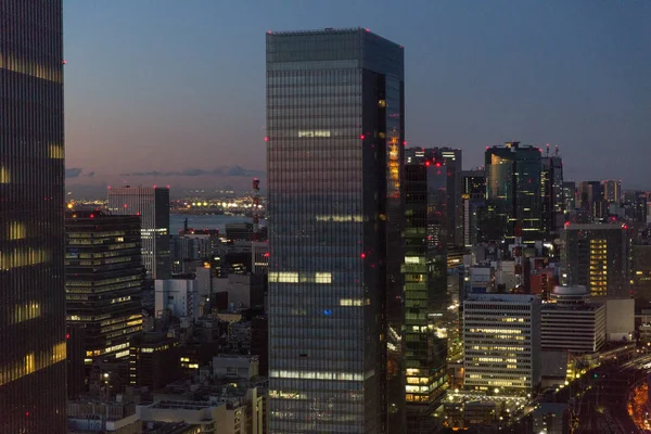 Vista para a estação ferroviária noturna na cidade de tokyo, japão — Fotografia de Stock