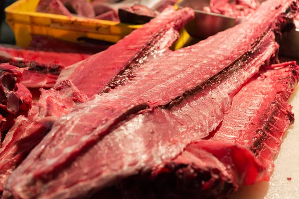 Свежий тунец или морепродукты на японском уличном рынке — стоковое фото
