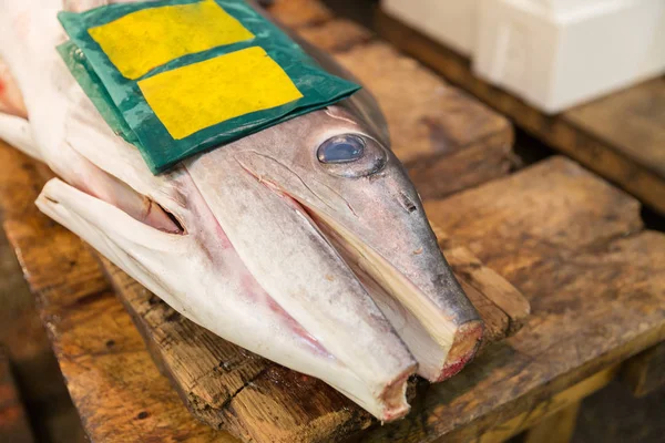 Pescado fresco o mariscos en el mercado callejero japonés —  Fotos de Stock