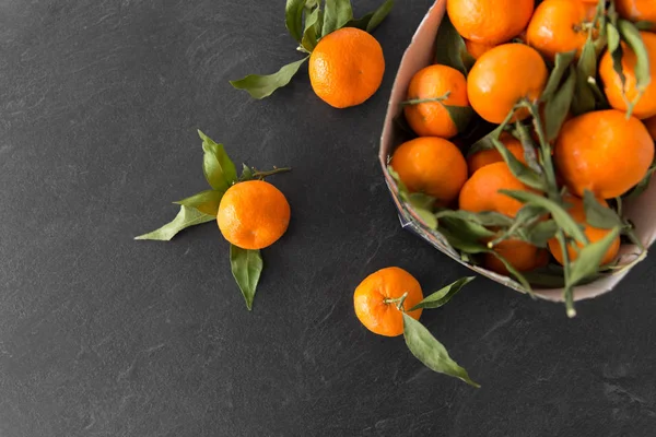 Primer plano de mandarinas en la mesa de pizarra —  Fotos de Stock