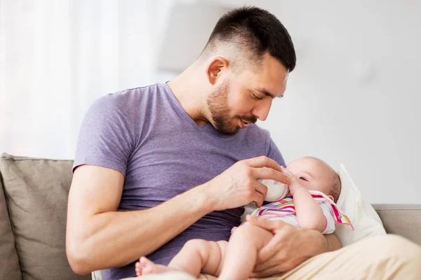 Voeding baby dochter uit fles thuis vader — Stockfoto