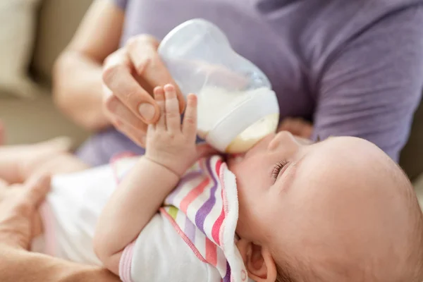 Närbild av Fader utfodring baby från flaska — Stockfoto