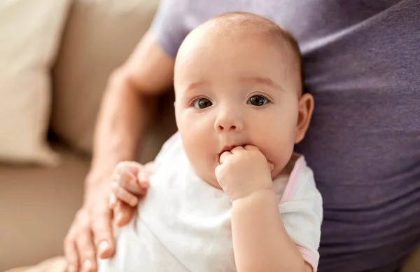 Close up de pai com a menina em casa — Fotografia de Stock