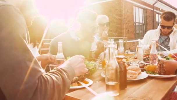Vänner som äter middag eller bbq-fest på taket — Stockvideo