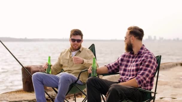 Glückliche Freunde angeln und Bier trinken auf der Seebrücke — Stockvideo