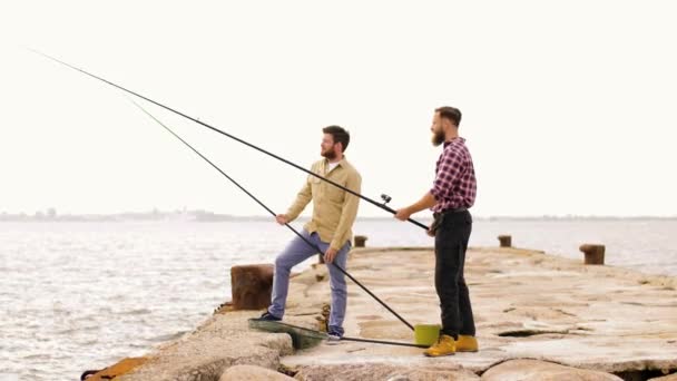 Amigos felizes com varas de pesca no cais — Vídeo de Stock