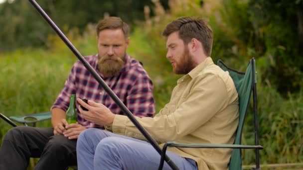 朋友与智能手机钓鱼和喝啤酒 — 图库视频影像