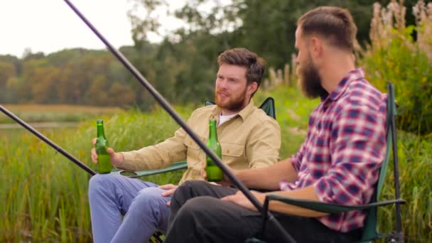 幸せな友人釣りや湖でビールを飲む — ストック動画