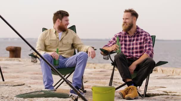 Amigos felizes pesca e beber cerveja no cais — Vídeo de Stock