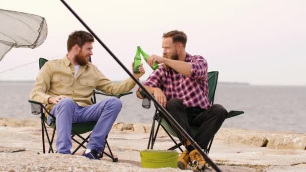 Amigos felices pesca y beber cerveza en el muelle — Vídeo de stock