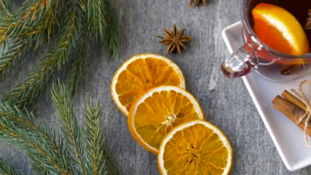 Copos de vinho quente quente com laranja e especiarias — Vídeo de Stock