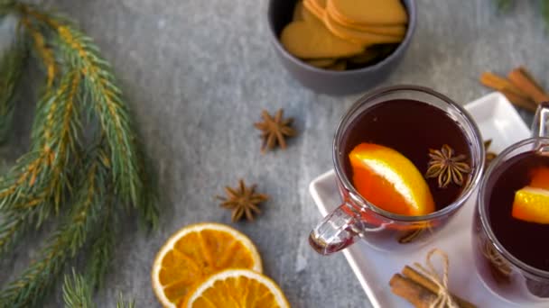 Glühwein mit Orangen und Gewürzen — Stockvideo