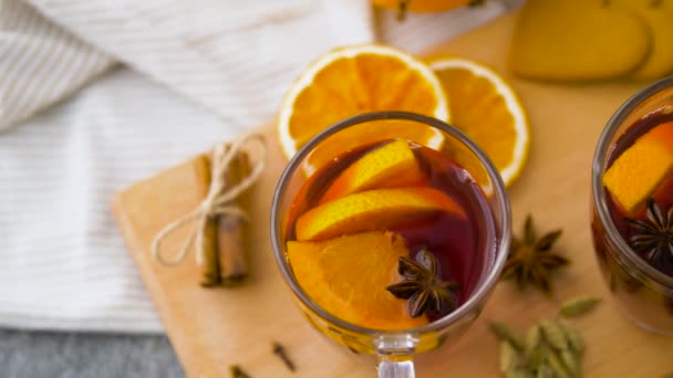 Conceito Natal Bebidas Sazonais Copos Vinho Quente Quente Com Fatias — Vídeo de Stock