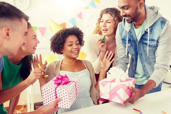 Team groet collega bij de partij van de verjaardag van office — Stockfoto