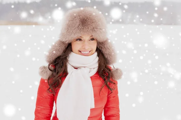 Lycklig kvinna i vinter päls hatt utomhus — Stockfoto