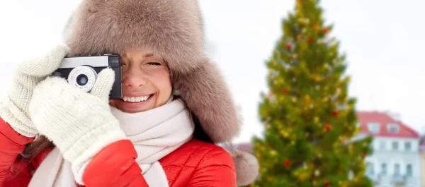 タリンのクリスマス ツリーでカメラを持つ女性 — ストック写真