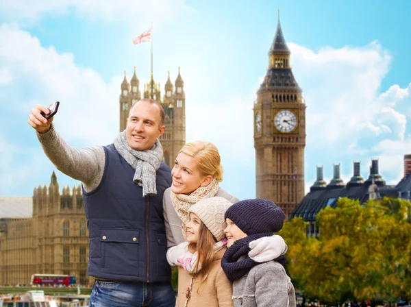 Família tirando selfie por smartphone na cidade de Londres — Fotografia de Stock