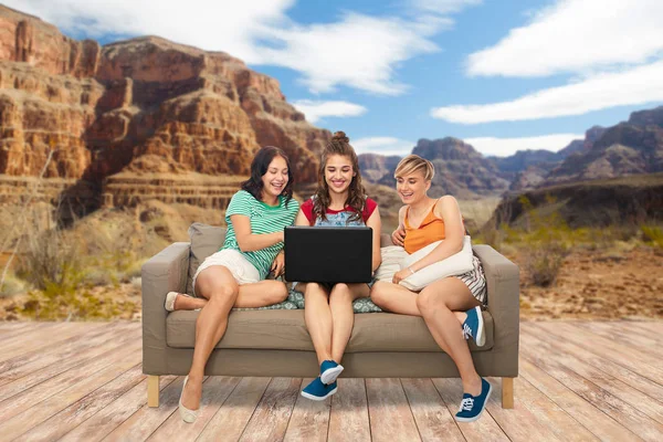Amigos com computador portátil sobre grande canyon — Fotografia de Stock