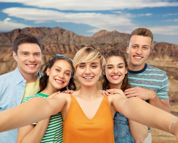 Amigos felizes tomando selfie sobre canyon grande — Fotografia de Stock