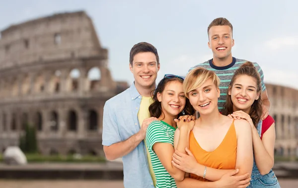 Szczęśliwy przyjaciół na tle Koloseum — Zdjęcie stockowe