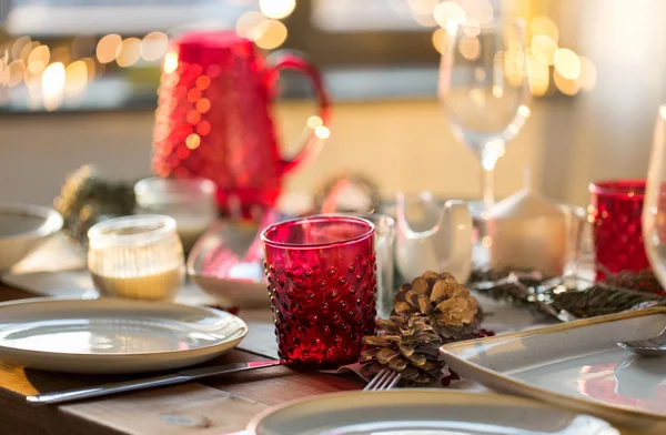 Mesa servida para la cena de Navidad en casa —  Fotos de Stock