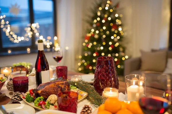 Alimentos e bebidas na mesa de Natal em casa — Fotografia de Stock