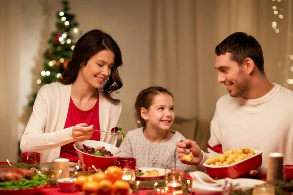 Família feliz ter jantar de Natal em casa — Fotografia de Stock