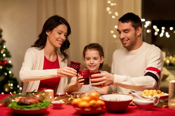O familie fericită care ia cina de Crăciun acasă — Fotografie, imagine de stoc