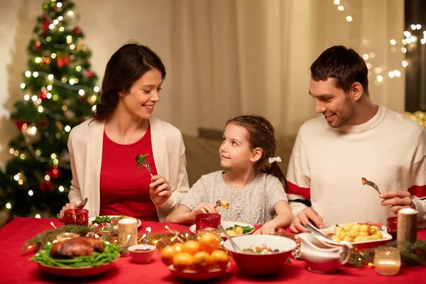 快乐的家庭在家里吃圣诞大餐 — 图库照片