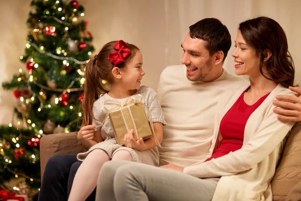 Famiglia felice con Natale presente a casa — Foto Stock