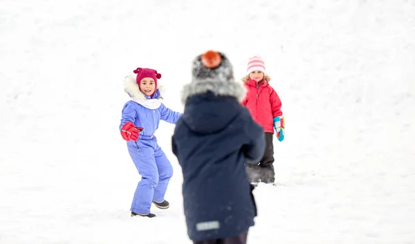 Crianças pequenas felizes jogando ao ar livre no inverno — Fotografia de Stock