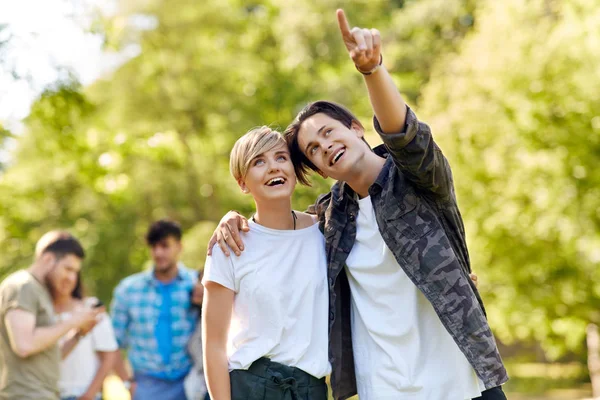 Felice coppia adolescente che si abbraccia al parco estivo — Foto Stock