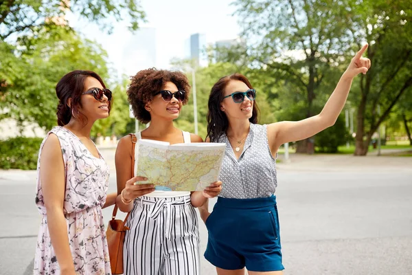 Gelukkig vrouwen met kaart op straat in de stad van de zomer — Stockfoto
