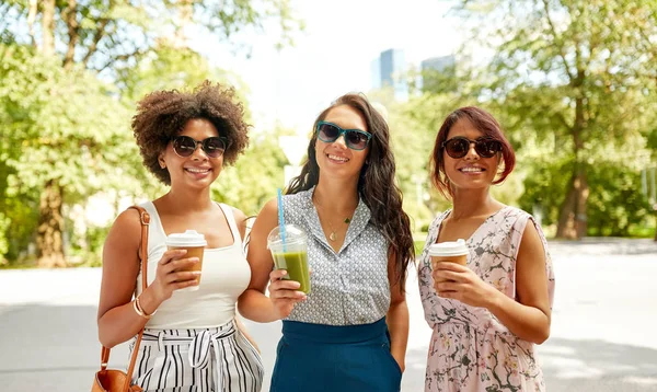 Happy women or friends with drinks at summer park — Stock Photo, Image