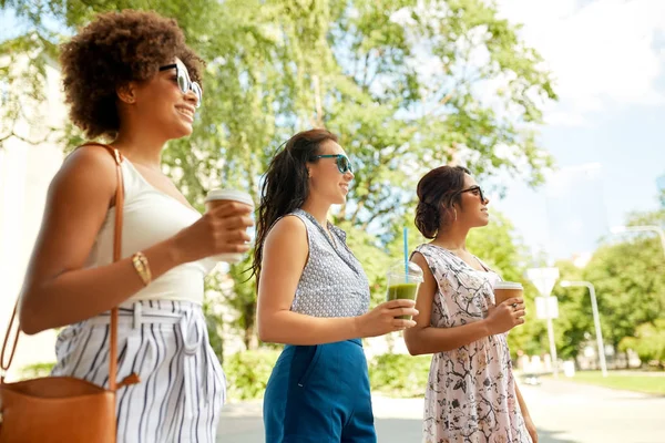 幸せな女性や夏の公園でドリンクとお友達 — ストック写真