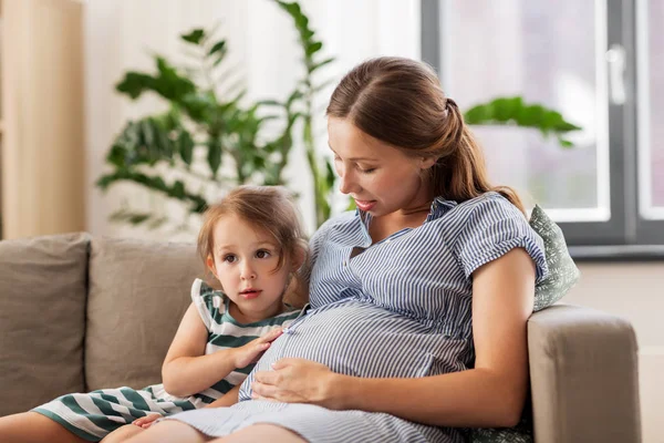 Pregnant mother and daughter at home — Stock Photo, Image