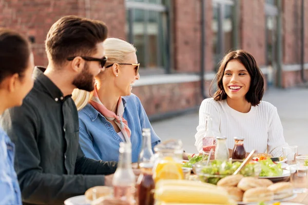 Přátelé mají večeři nebo bbq party na střeše — Stock fotografie